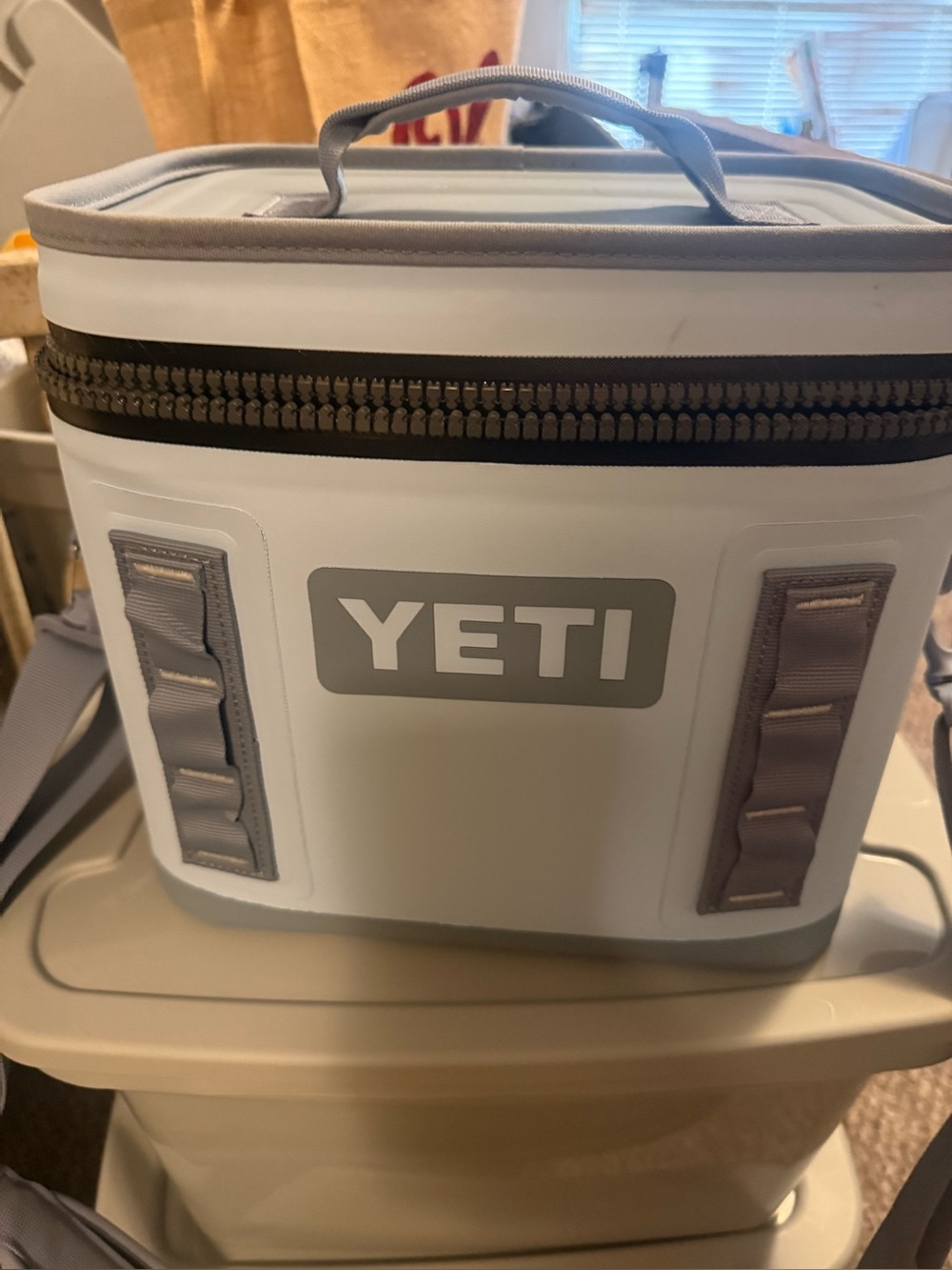 Yeti Soft Cooler in light blue with Top Handle. Only used once. Néw condition